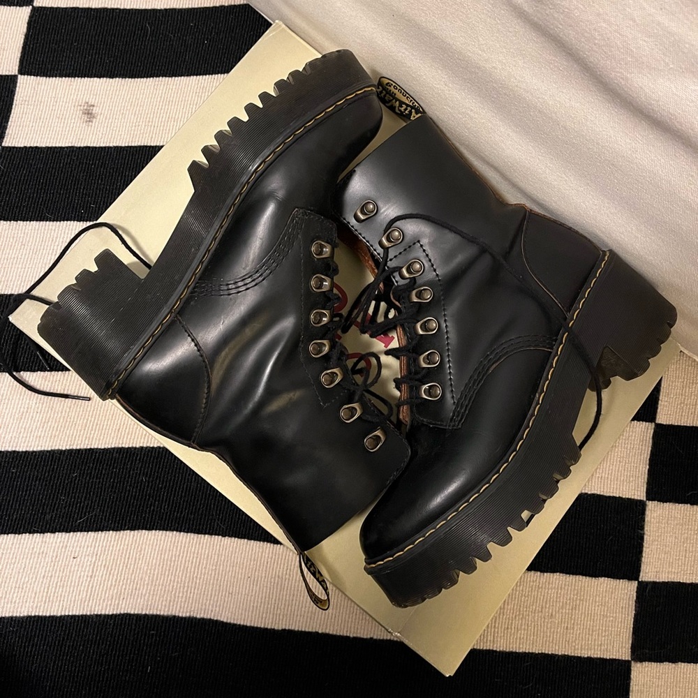 Dr. Martens Leona Boot